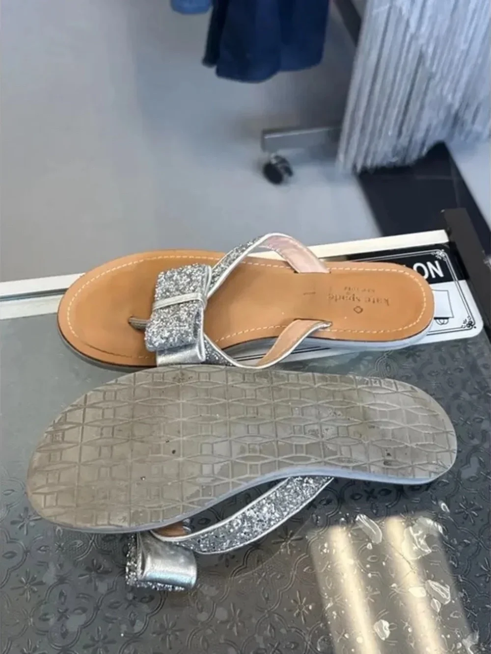 Kate Spade Size 6.5 Women's Silver Bow Flip Flops Sandal Shoes lot6412